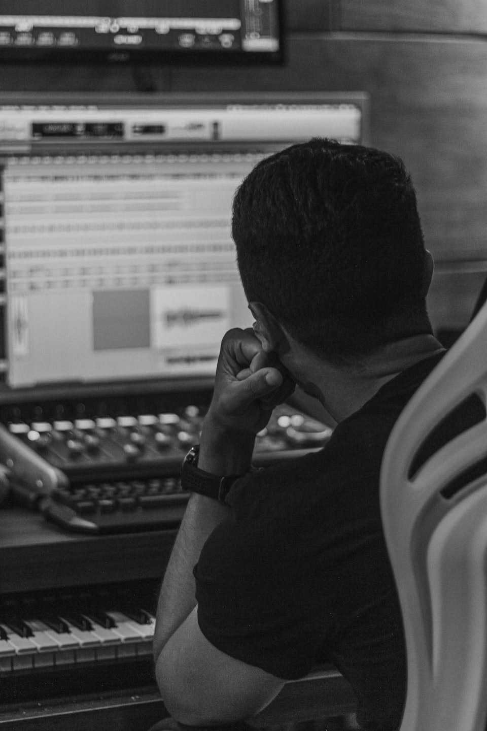 Persona lavora al software audio in uno studio di registrazione.