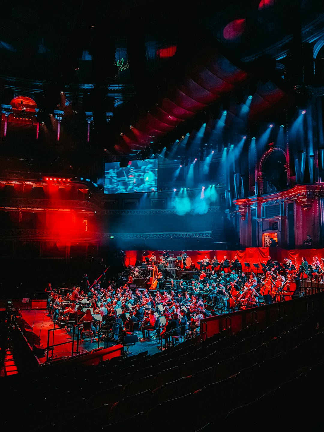 Un'orchestra sinfonica si esibisce sul palco di una grande sala da concerto.